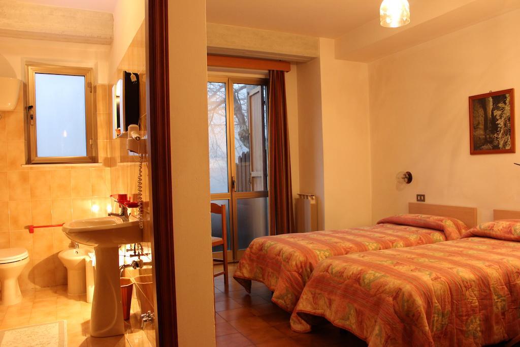 Albergo Ristorante Montecucco Da Tobia Sigillo Værelse billede